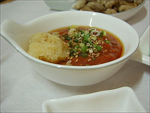 빻은 마늘과 잘게 썬 파, 통깨, 참기름이 든 된장에 전어회를 찍어먹는 맛이 일품이다 